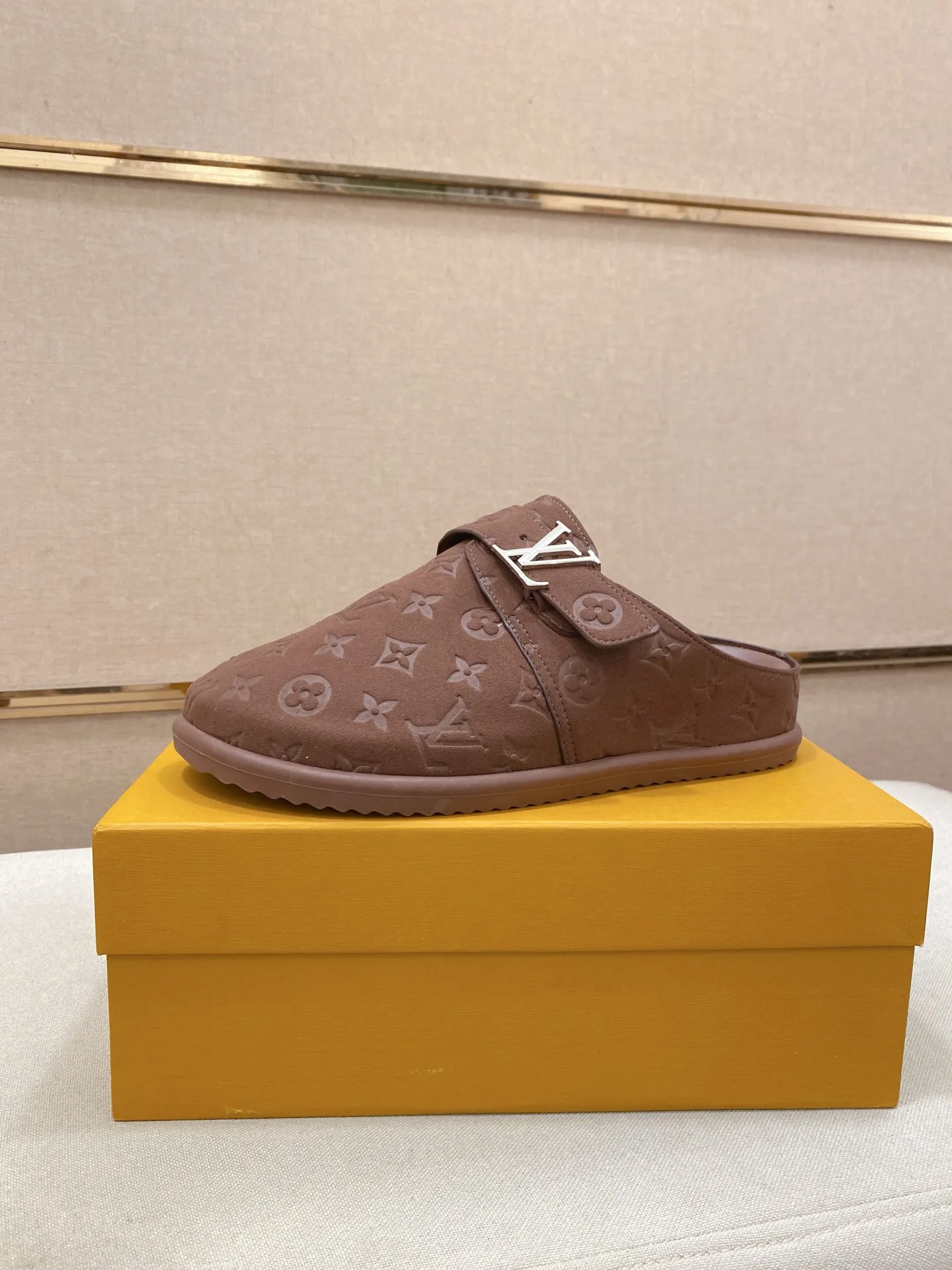 Men's shoes 💰: 360💰LV made 🔍Top purchasing agents, men's spring and summer slippers are available at the same counter. The uppers are made of Italian imported denim with logo graphics and high-quality craftsmanship. The soles are original soles specially provided by the original factory. The exclusive movable molded soles are super comfortable. Original factory follow-up products. 🔍🔍High quality. You can enter and exit the counter at will. Welcome to compare. The code number is 38-44.